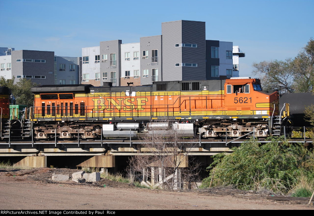 BNSF 5621